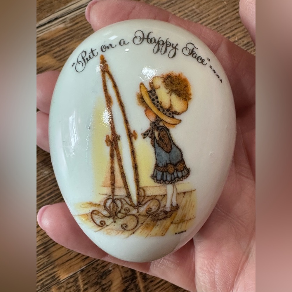 Holly Hobbie‎ vintage 1973 porcelain egg-shaped trinket box.